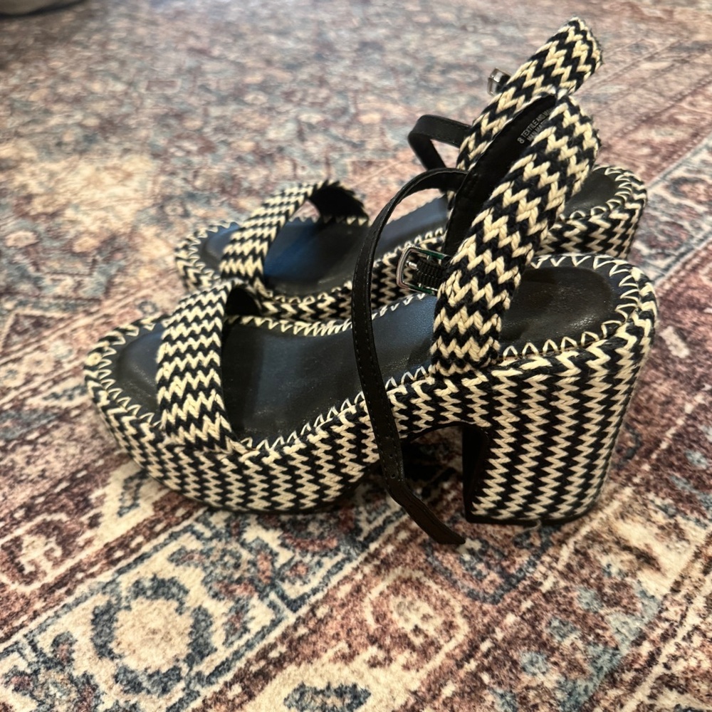 Universal Thread Black and Cream Platform Sandals